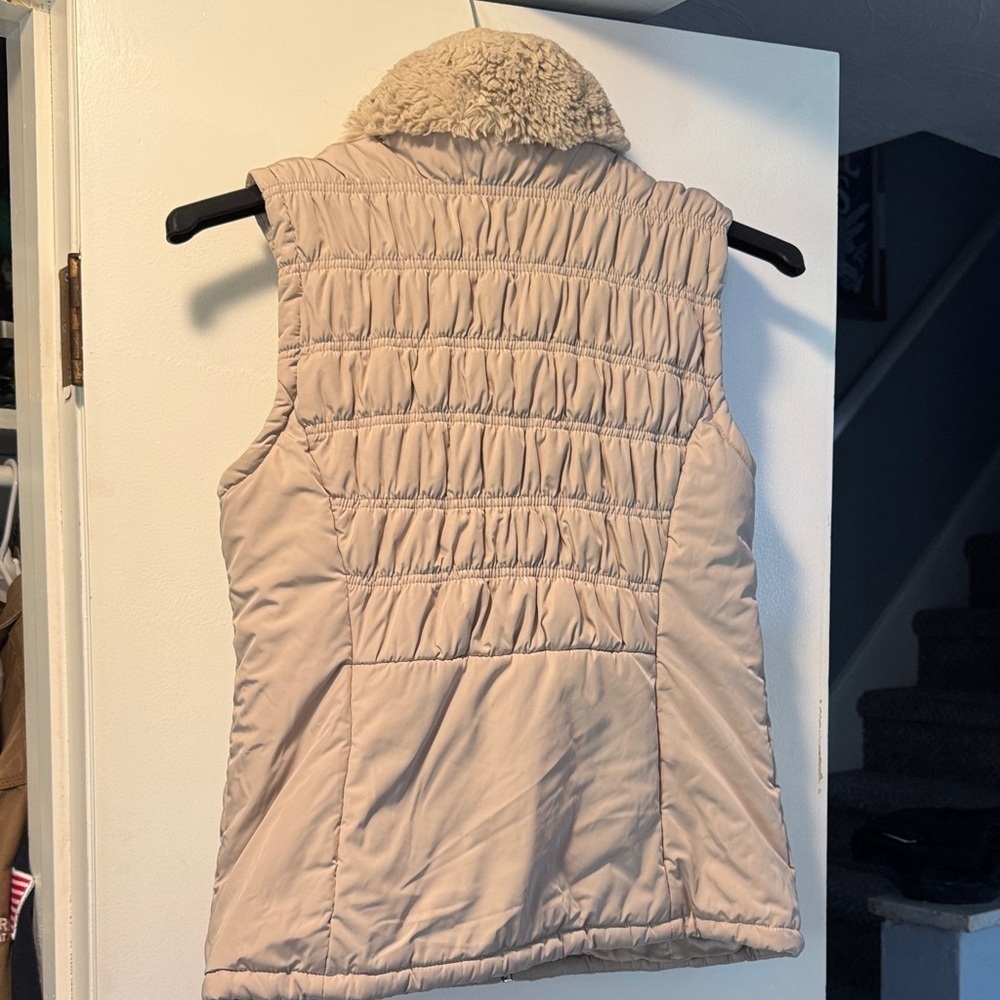 Women's Calvin Klein Beige Quilted Vest with Faux Fur Collar - Picture 4 of 4
